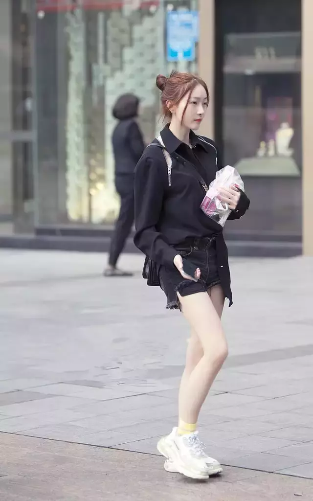 路人街拍,简约的一字肩搭配起来,让你女神范十足!