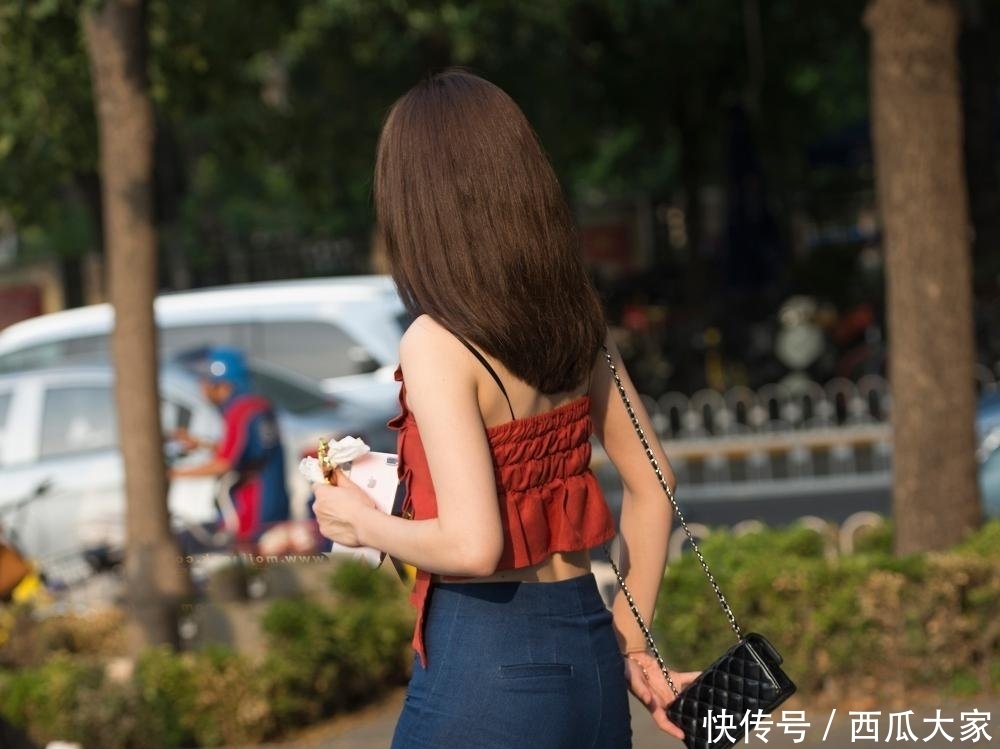  #走路#路人街拍, 牛仔阔腿裤一裤成就大长腿! 走路带风