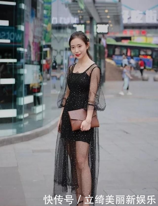  身材■街拍：紧身连衣裙，穿出了完美身材，回头率非常高！