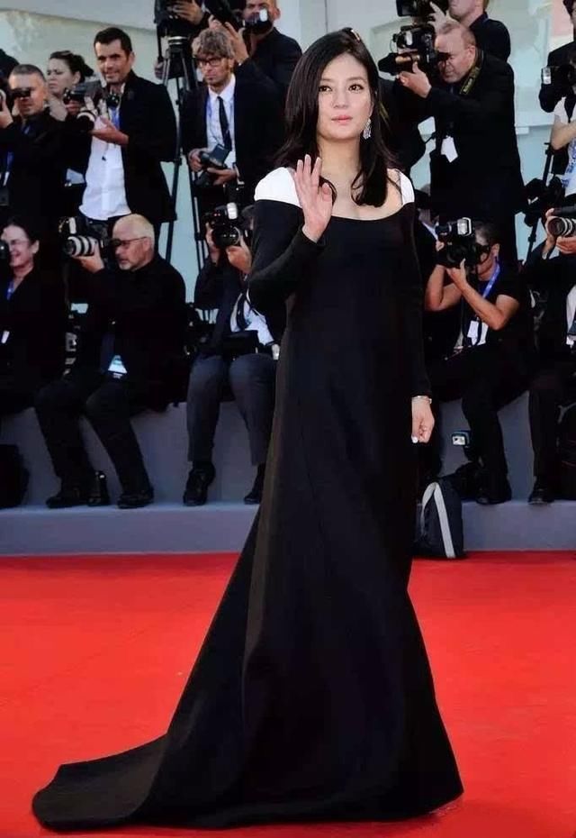 赵薇从来没瘦过，未修图的腿跟苏有朋一样粗，网友：这鞋扣勒好紧