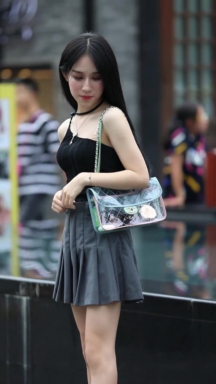 街拍:时尚女强人走路动作真迷人，修身超短裙更是魅力四射!