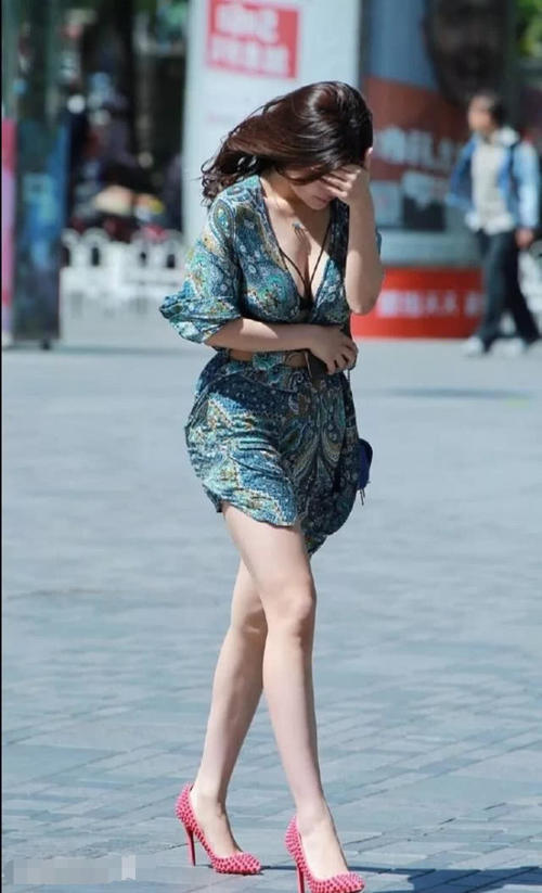 小姐姐深V上衣展露白皙的曲线,千娇百媚的姿态美到没朋友