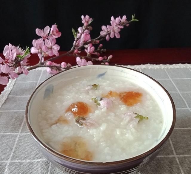  白皙：熬一碗桃花粥，喝了皮肤白皙有光泽度，美容护肤又美容养颜