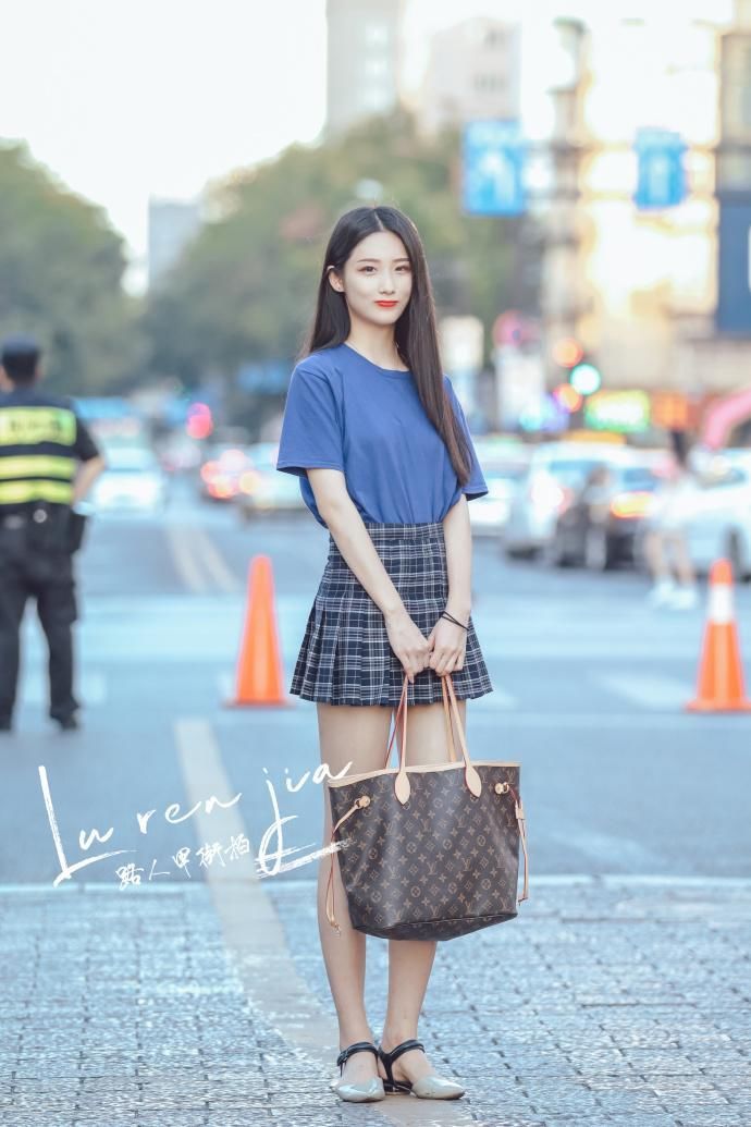 街拍:紧身T恤塑造的身材曲线非常美妙，小姐姐的细腰让人羡慕