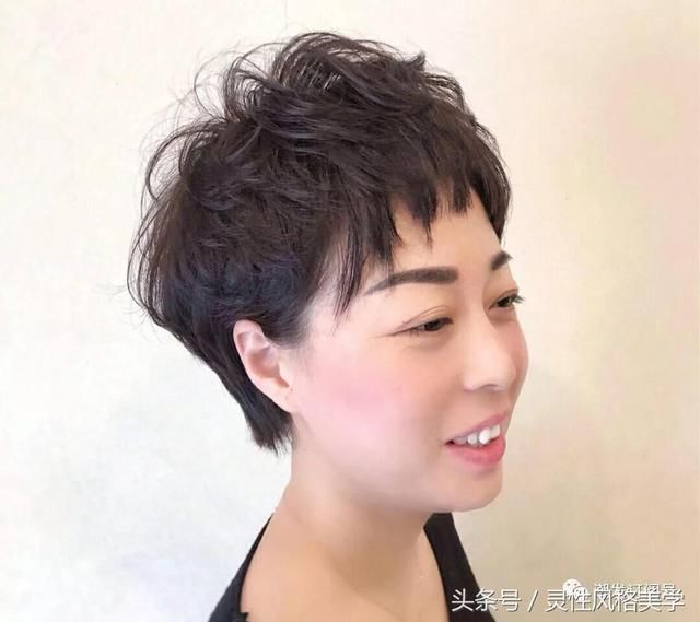 头发散下来的季节到了，你可以换款发型了，各种年龄段都有！