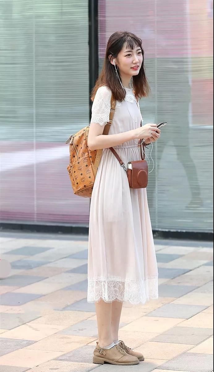 皮皮虾街拍 连衣裙凸显美女婀娜多姿的好身材 个个像白衣仙女一样