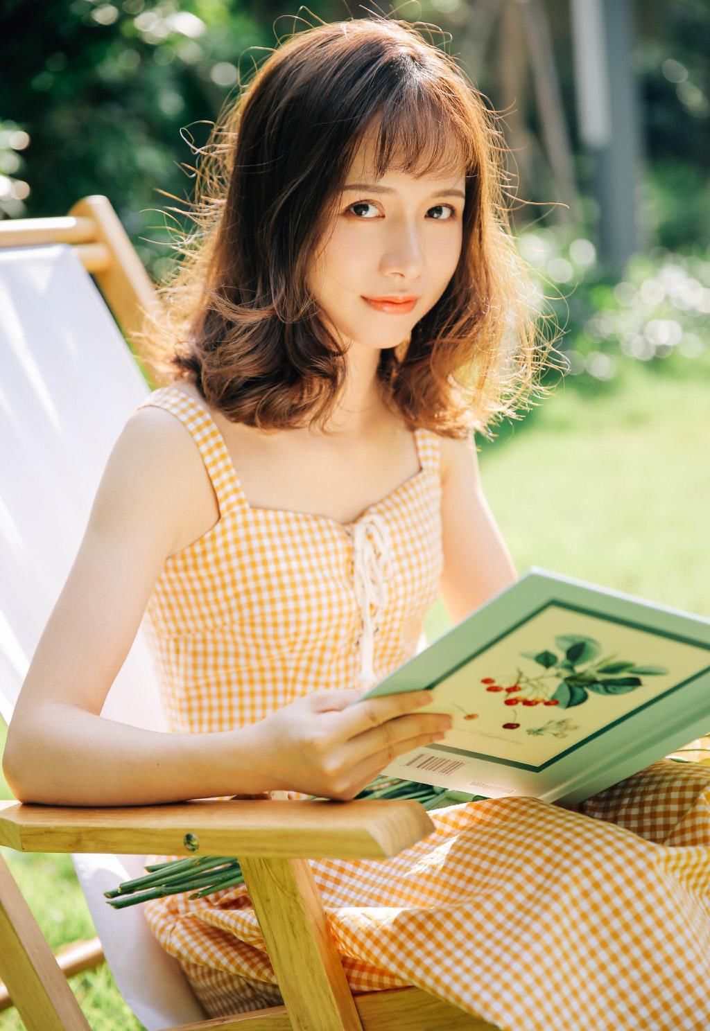 热裤美女吊带锁骨性感私房写真