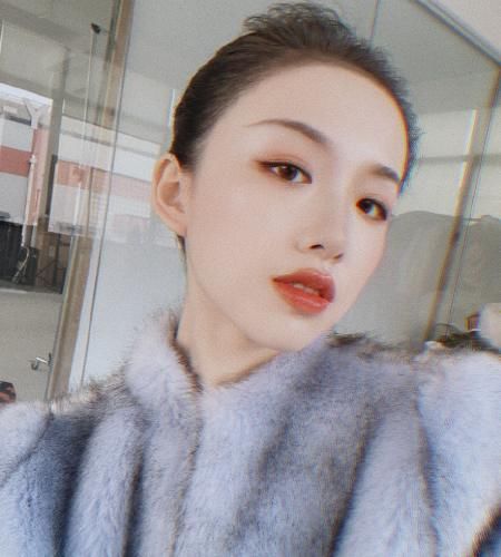  【自拍】阿沁复工后尝试“雀斑妆”，用原相机自拍更显独特，不愧是时尚达人