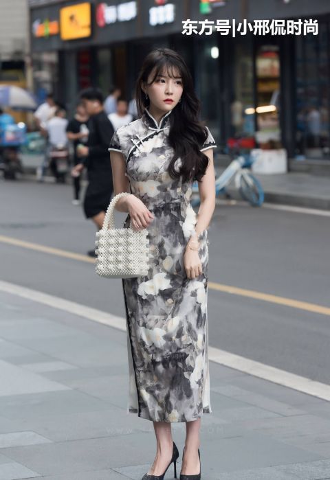  「美女」街拍：气质优雅的古装美女，一袭碎花旗袍穿搭，尽显身材凹凸有致
