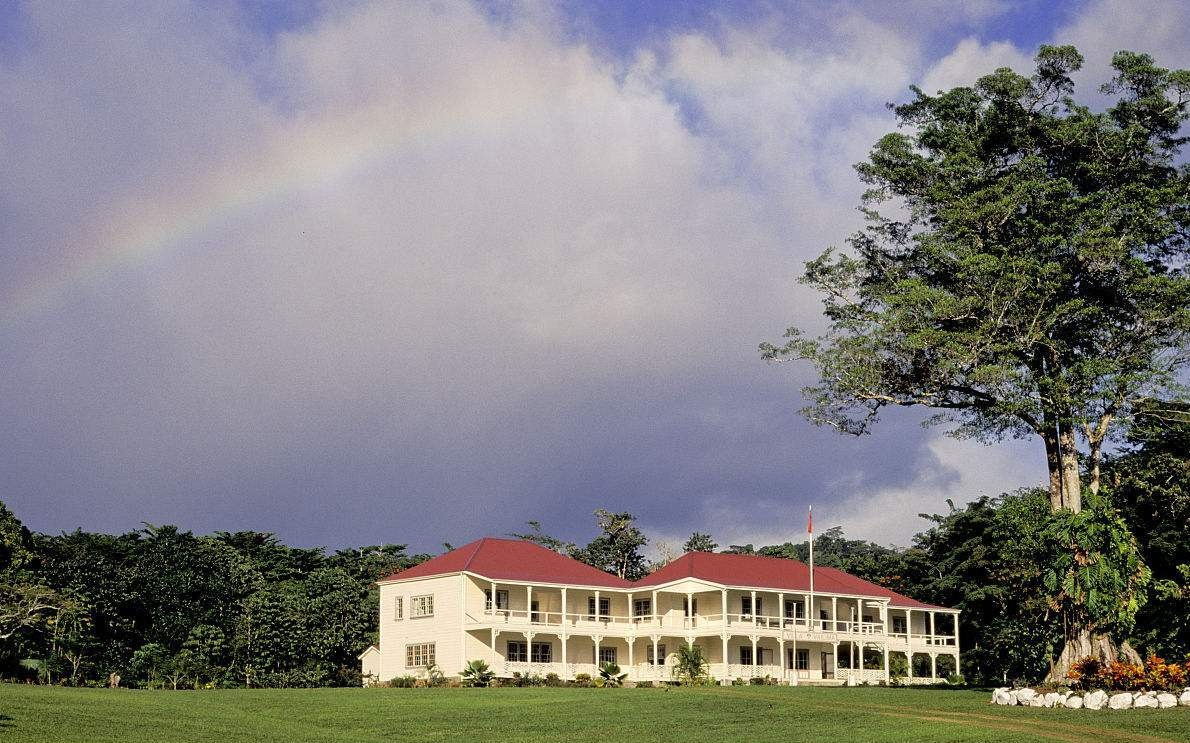 大洋洲患难兄弟：大哥坚持独立相当贫穷，小弟跟着美国却富得流油