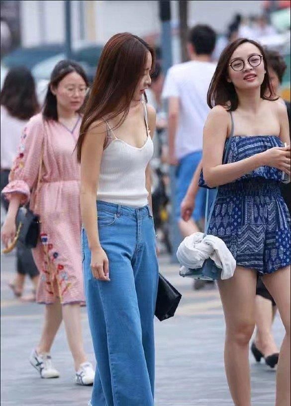 街拍:满街都是白花花的大腿，让我都看不过来了