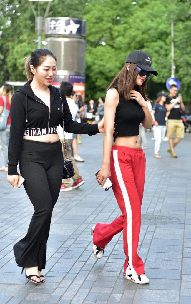 健身小姐姐穿露腰上衣秀出火辣好身材，这个小腰太迷人了吧