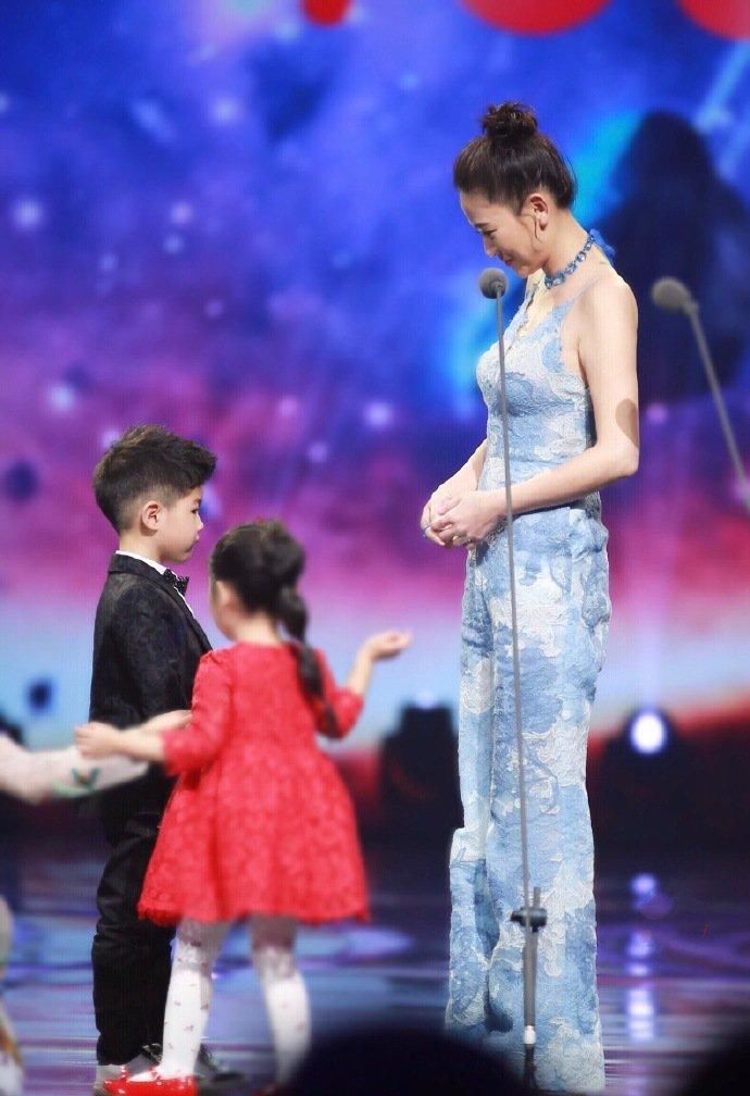 陈乔恩厉害了!吊带连体裤都撑变形了，网友:眼前一亮