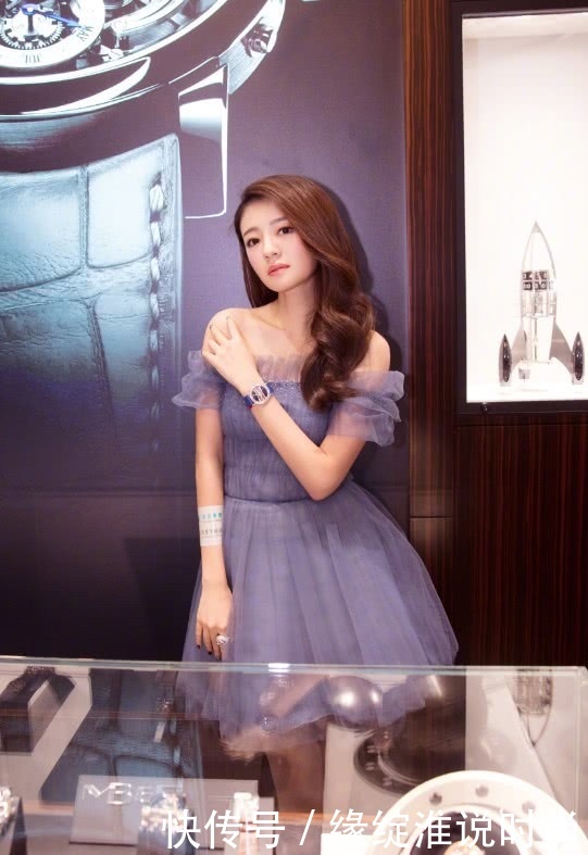 安以轩上衣真是特别，穿一件马褂就出席活动，意外时尚爆棚