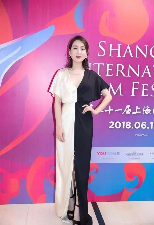 马苏越来越任性了，穿着睡裙现身机场，低头一看还穿了拖鞋