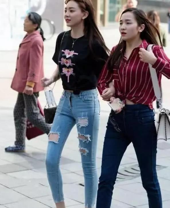 连体■街拍:姿色天然的美女,一件黑色的连体短裤,魅力气质十足
