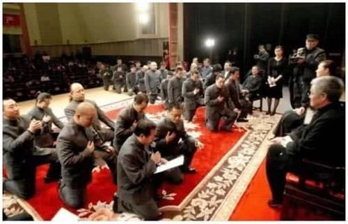  身价■出身农民不忘本！赵本山演穷酸老头毫不违和，身价数亿住乡下大棚