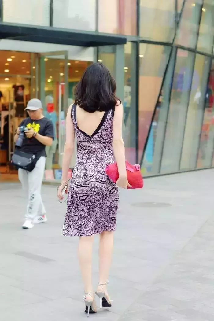 街拍，美女黑色抹胸上衣搭配花纹裙子，身材丰满，网友：好漂亮！