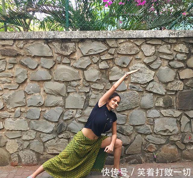 三个瑜伽拉伸体式,腿细的美眉都在练,轻松练出纤纤大长腿