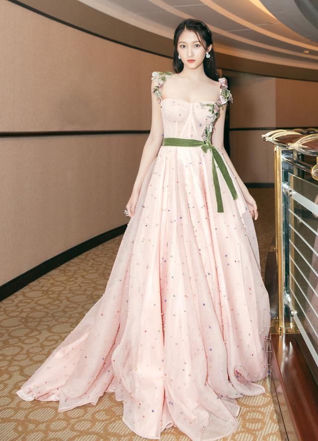 大家有没有被她这一身打扮吸引到？