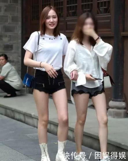闺蜜|街拍一起逛街的闺蜜,光看腿就已经显得身材很好了