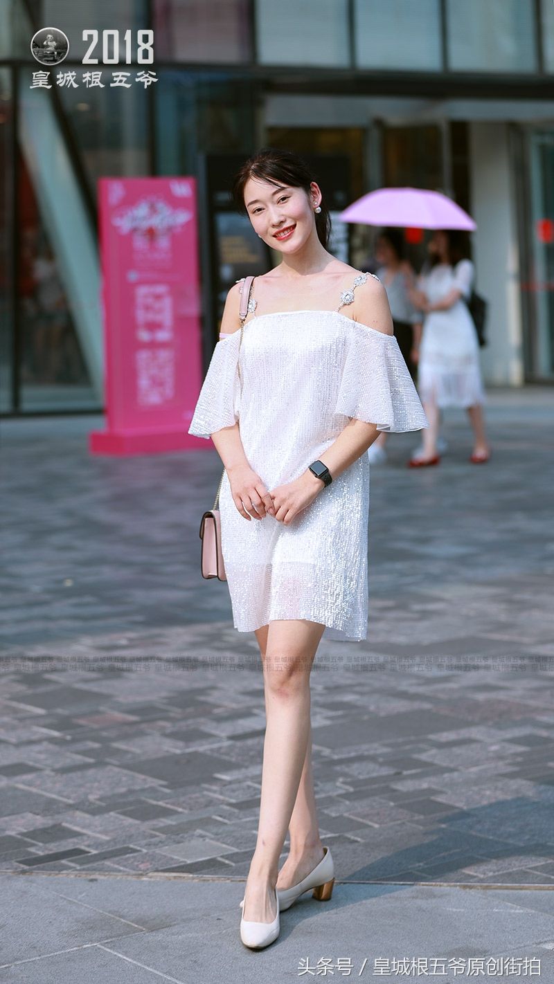 街拍:每一位到三里屯逛街的美女，她们都有自己的穿衣风格