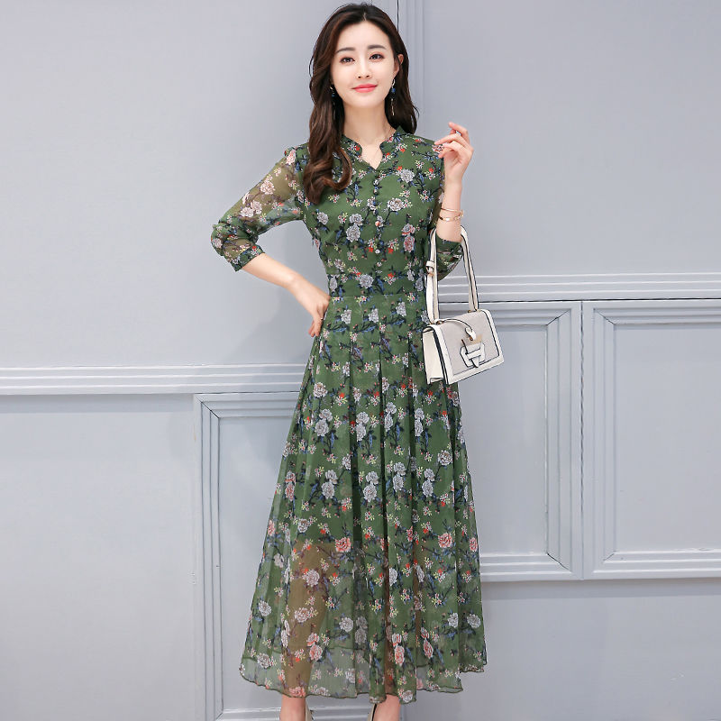 入秋天转凉，51岁老婆真会穿，穿这“薄”秋裙，美得让人心碎