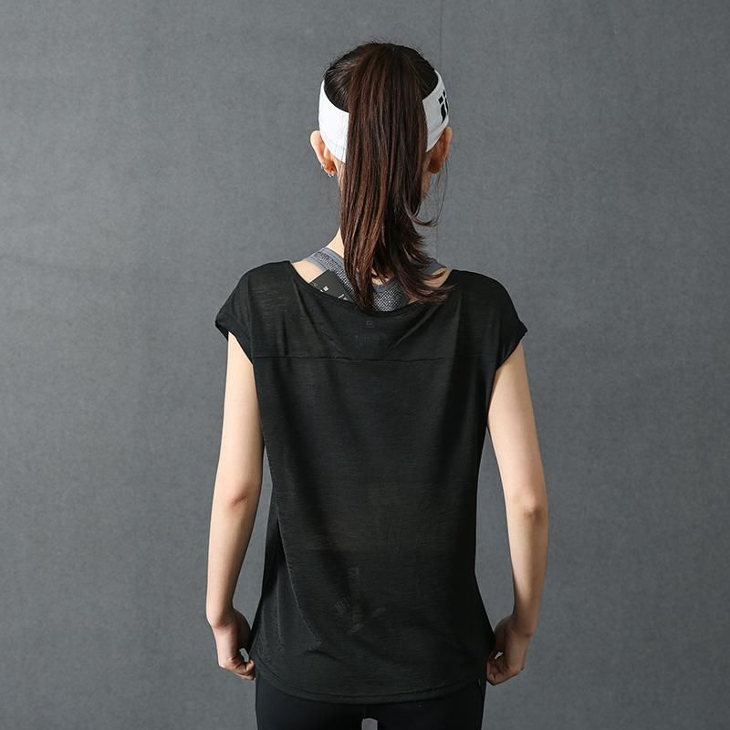 现在女人真开放，天天紧身上衣+紧身裤，凸显S型曲线，还真好看