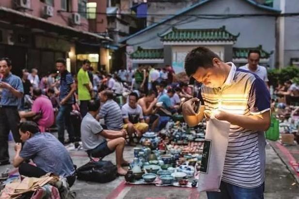 只出现在桥上“广州鬼市”，看中什么都能卖，但一到天亮就会消失