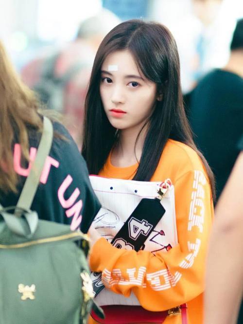 鞠婧祎把“记事本”当包背，上面的字绝了，不愧是中国四千年美女