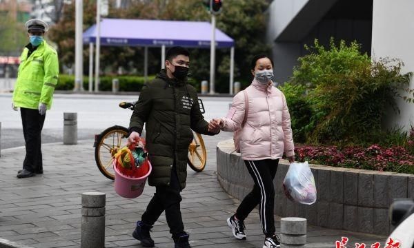  「恢复」武汉恢复烟火气：炒货店开张，情侣手牵手走在街头