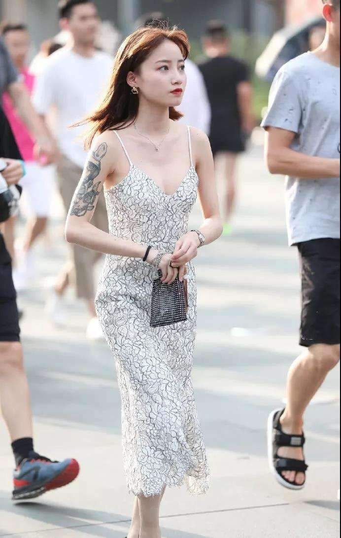 街拍: 身穿性感长裙的小姐姐, 美丽又动人