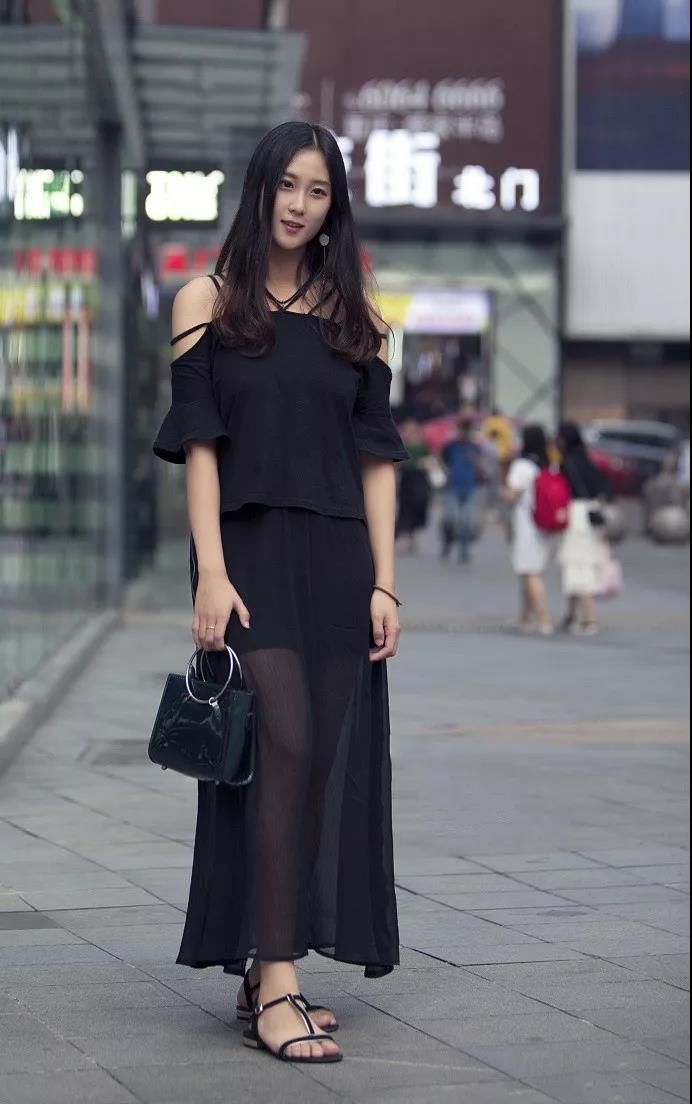 街拍路人，盛夏最前卫的时尚穿搭，保准男友天天看都不会腻