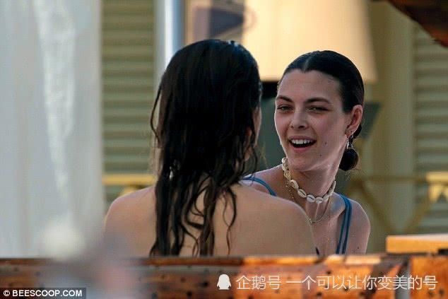 16岁新晋超模与20岁西西里之花度假，两双大长腿上演背影杀