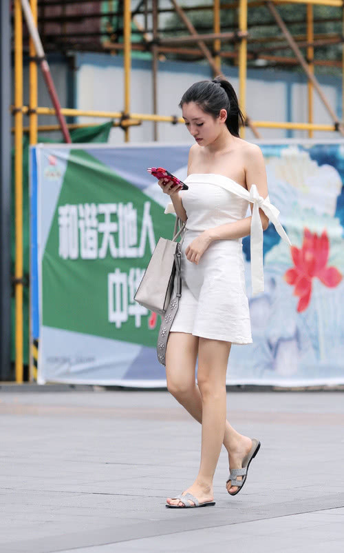 街拍：甜美可爱风的小姐姐，搭配上漂亮个性很受关注！