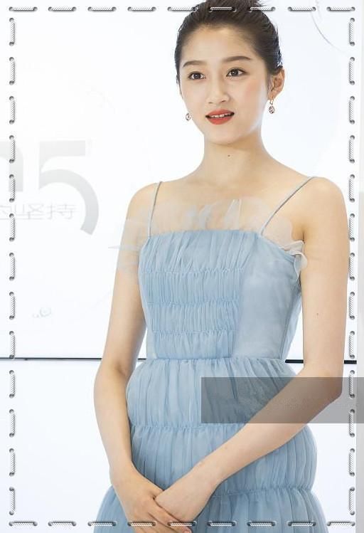 关晓彤终于不再扮老！一件蓝裙嫩炸天，网友：欧阳娜娜还服气么？