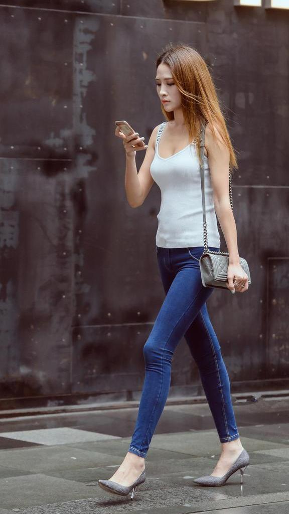 街拍路人，高气质的吊带连衣裙穿搭参考，让你秒变窈窕淑女