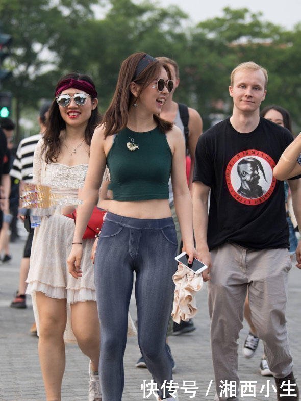 街拍：身材性感窈窕的气质美女，紧身套装的搭配，呈现出完美的曲