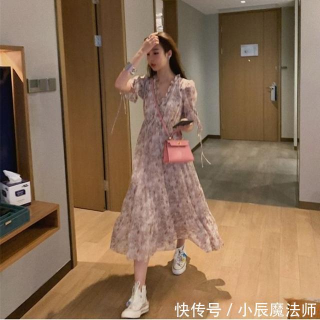  雪纺连衣裙：去年的小衫不流行了，4月的新款雪纺裙，随随便便都能尽显优雅