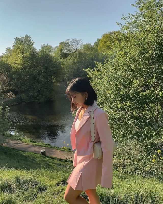  『春夏』甜而不腻的粉色搭配，可甜可气质，春夏粉色穿搭就该这样！