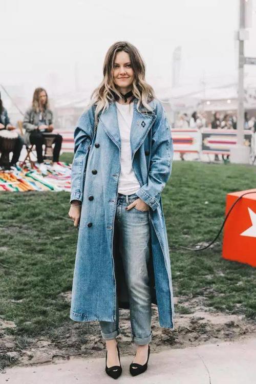 还在穿紧身裤?今年翻边牛仔裤才最火!