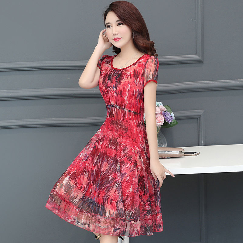 身材丰满的女人，建议穿这种收腰连衣裙，比旗袍洋气，女人味满满