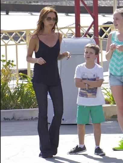 冉莹颖挑战贝嫂的时尚拖地裤，大长腿尽显，网友：减肥效果显著