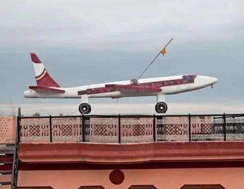 高调炫富的村子，男子一生不理发，家家房顶停飞机竟成了景点