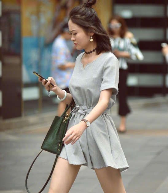 街拍：小姐姐背心搭配紧身裤不仅帅气还很女人味，气场十足