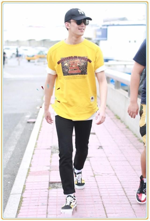 佩服李荣浩！32岁穿黄色T恤丝毫不输18岁吴磊，难怪能追到杨丞琳