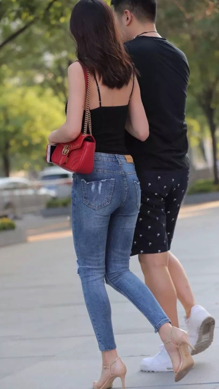 街拍丨周末，多希望有个大长腿女友陪着逛街呀！