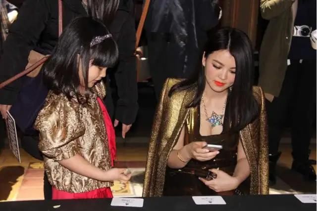 「 金色」穿金色亮片连衣裙凹凸有致，略显微胖但很有贵妇范，李湘身材有料