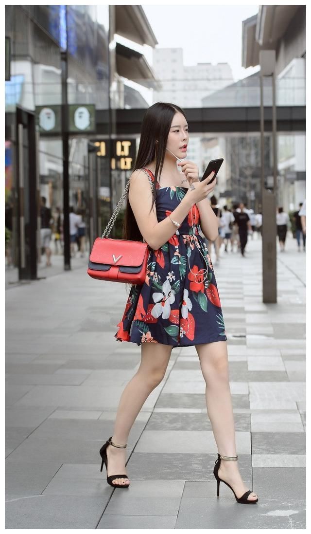 路人街拍：小姐姐红色吊带搭配小短裙，秀出白皙肌肤和优美长腿