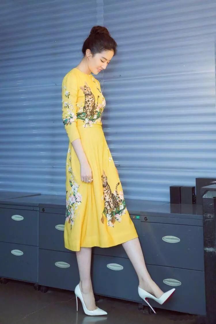 瘦了的刘亦菲穿紧身裤，未修图却暴露真实身材?网友:还好脸好看